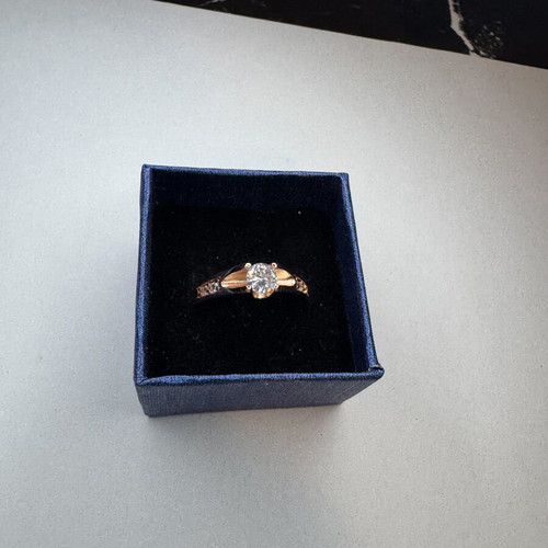 Ring with rhinestones, gold color