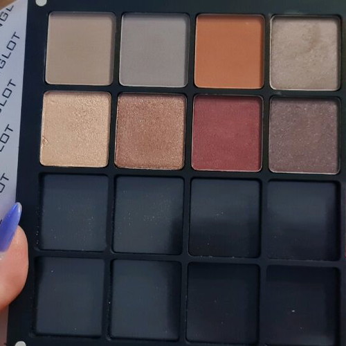 Inglot magnetic palette like new with 11 eyeshadows