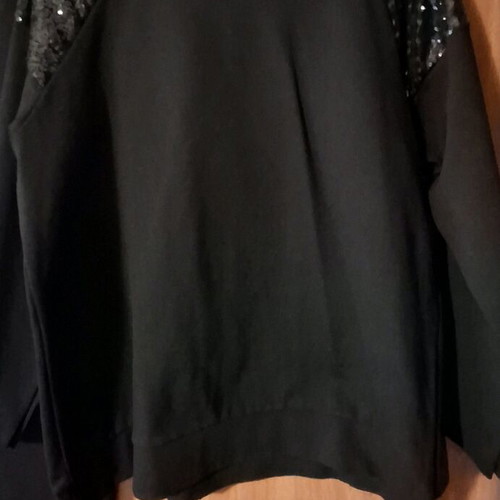 Set with black sequin details like new