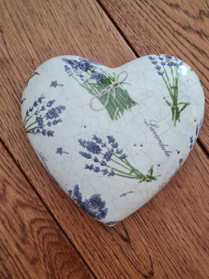 Καρδιά κεραμική μεταχειρισμένη, λευκό-μωβ με σχέδιο λεβάντας