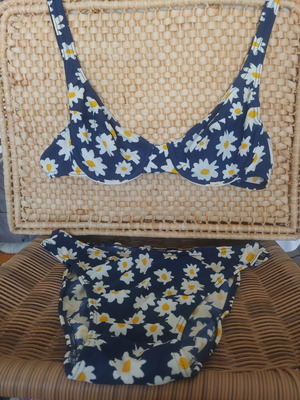 Blue bikini with daisies used, high-waisted S/M