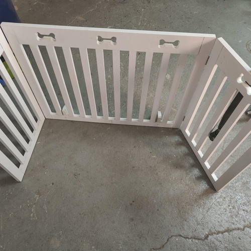 Trixie Adjustable Wooden Room Divider for Medium Dogs like new