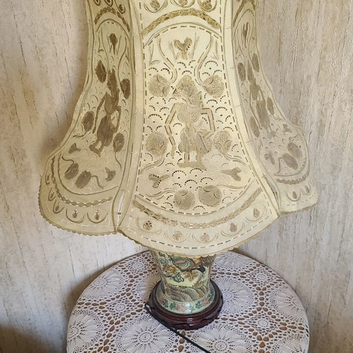 Table lamp Chinese porcelain like new, large decorative base and lampshade