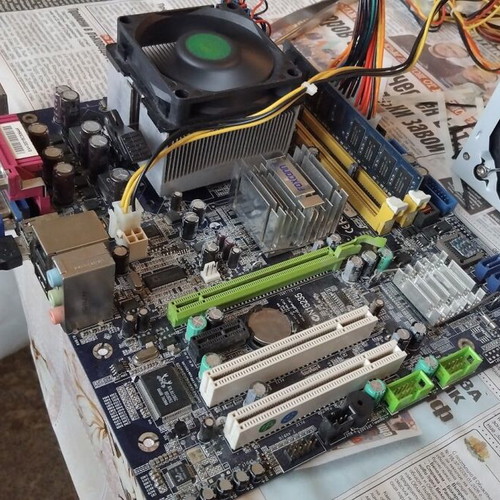 Foxconn 945G7MC-KS2HV motherboard used with Intel Core2Duo E4500 CPU and fan