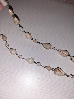 Necklace with shells like new, white and beige