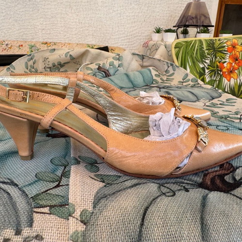 Kitten heels pumps like new, leather, beige, size 39