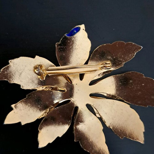 Flower brooch new, blue