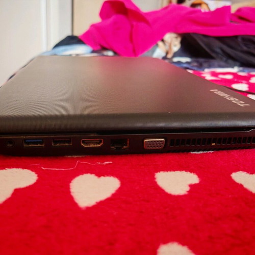 Toshiba Satellite C50D-A-11G laptop used 15.6" 8GB RAM 120GB SSD with bag and mouse