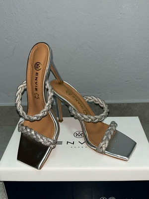 Envie Shoes ψηλά καλοκαιρινά πέδιλα σαν καινούργια, ασημί, μέγεθος 38, τακούνι 10 εκ.