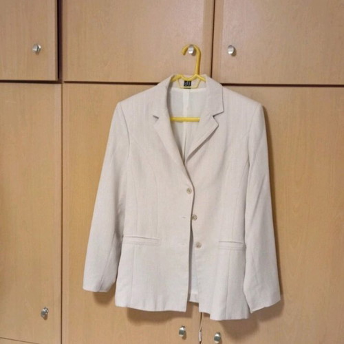 Ecru three-button jacket like new