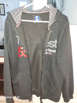 Men's hoodie size L black like new with zipper