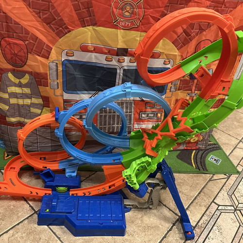 Hot Wheels racetrack with 4 loops