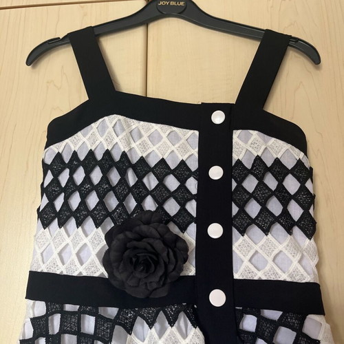 Dress black and white like new, size XS/S with removable flower