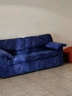 Two-seater sofa like new that converts to single bed
