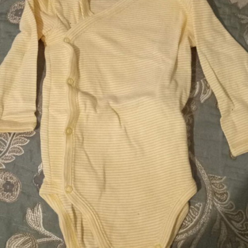 Carter's baby bodysuits like new, pack of 2 for 9 months