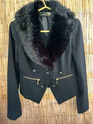 Stradivarius Cropped Blazer with Faux Fur Collar like new, black and gold
