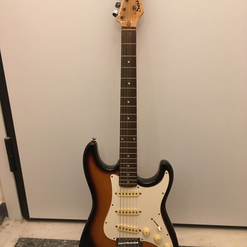 Samick Stratocaster Electric Guitar tri-tone sunburst sve130 sdts used with case