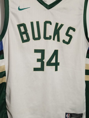 Giannis Antetokounmpo Milwaukee Bucks Jersey like new, size Large