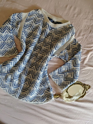Patterned pullover size S like new