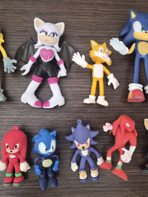 Sonic figures set of 9 used, includes Jackal, Rouge, Tails, Knuckles