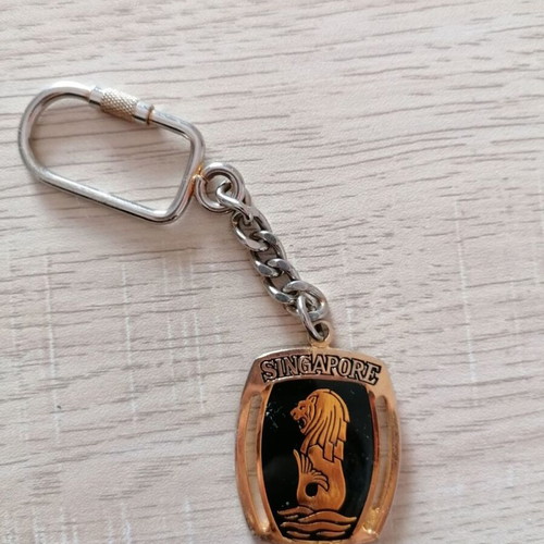 Vintage Singapore keychain used, metal, gold and silver colors