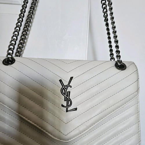 White shoulder bag with zipper and inner pockets