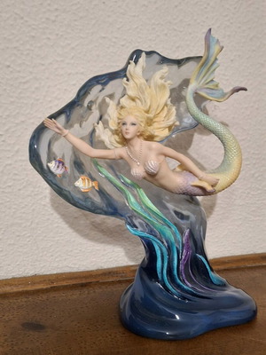 Nemesis Now Mermaid Heart Of The Ocean decorative figure like new