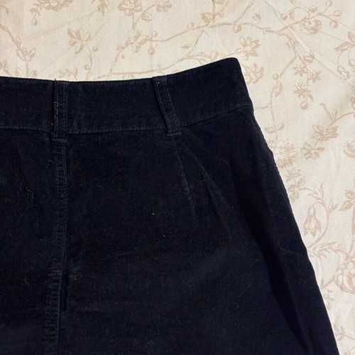 Black corduroy skirt like new with pockets, size S