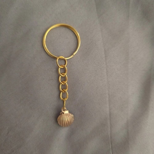 Gold oyster and pearl keychain