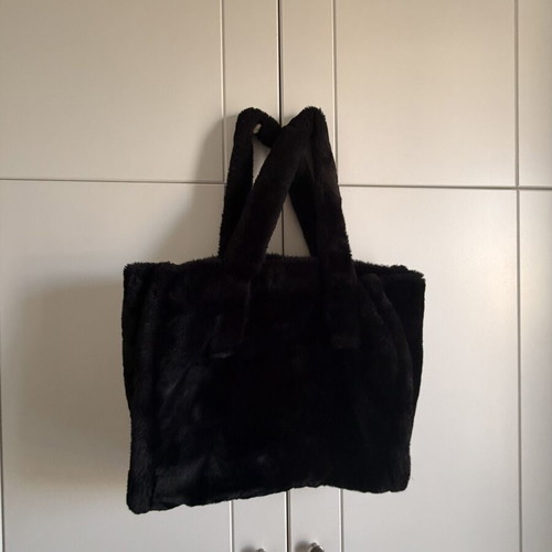 Esiot black fur shoulder bag like new