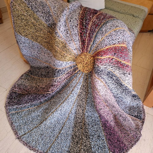Handmade knitted rug 140cm like new, heavy and stable