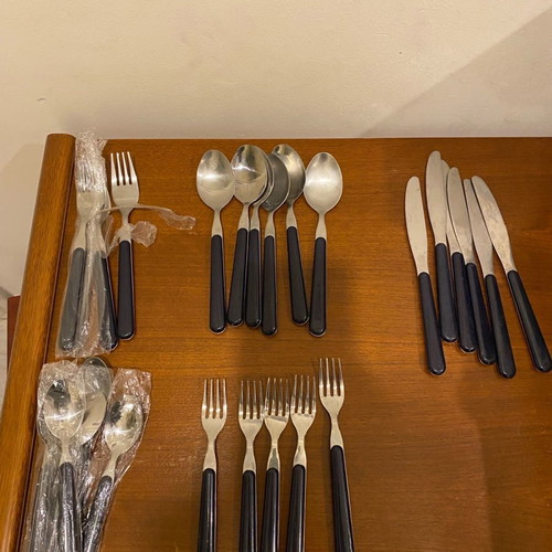 Cutlery set new with 4 small forks, 6 large knives, 6 large spoons, 4 large forks, 6 small spoons