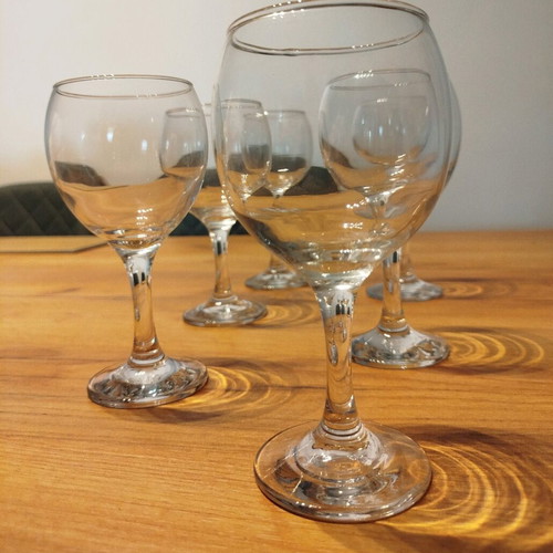 Set of 6 glass wine glasses like new