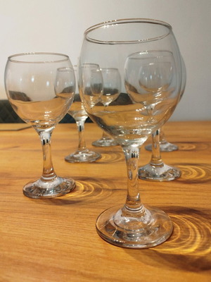 Set of 6 glass wine glasses like new