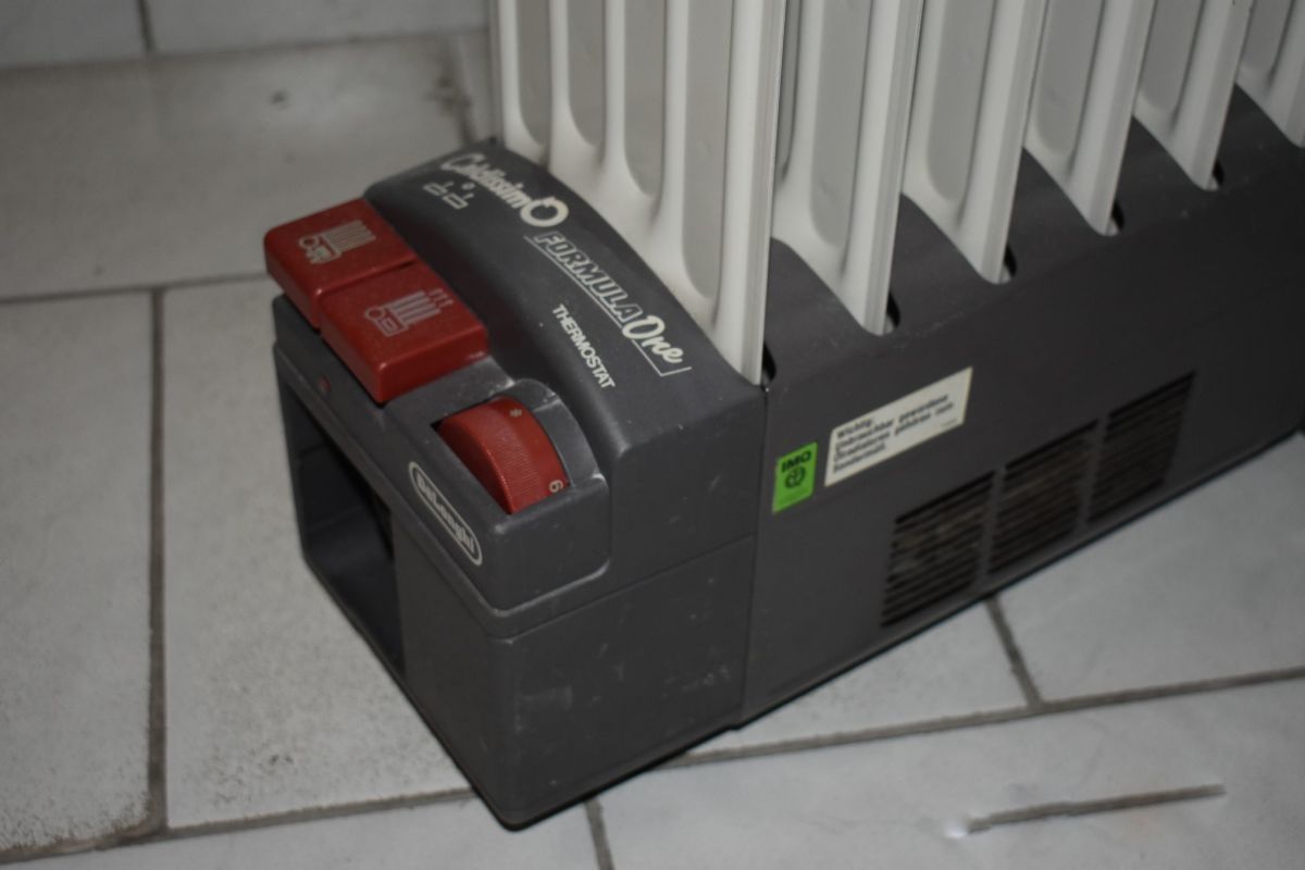 Delonghi Caldissimo Formula One 1600W… - € 35,00 - Vendora.cy