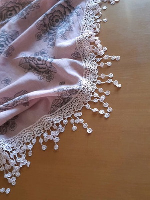Triangular scarf with lace pink like new