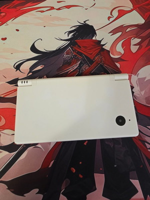 Nintendo DSi като нов, японско издание с 32GB карта памет