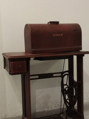 Ραπτομηχανή Singer μεταχειρισμένη, αντίκα ποδοκίνητη 1930