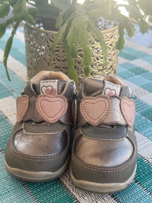 Mayoral sneakers used no 20 in neutral color