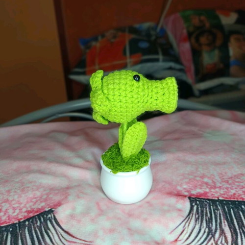 Handmade Peashooter plant pot crochet inspired by Plants vs Zombies brand new