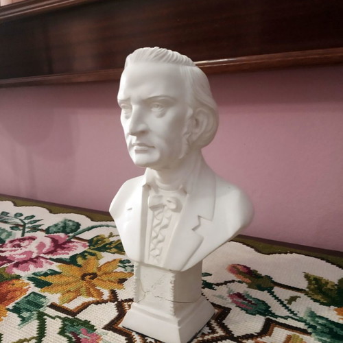 2 Busts of Beethoven and Wagner like new, white with matte finish