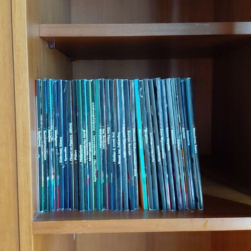 Lonely Planet travel guide series like new for 75 cities