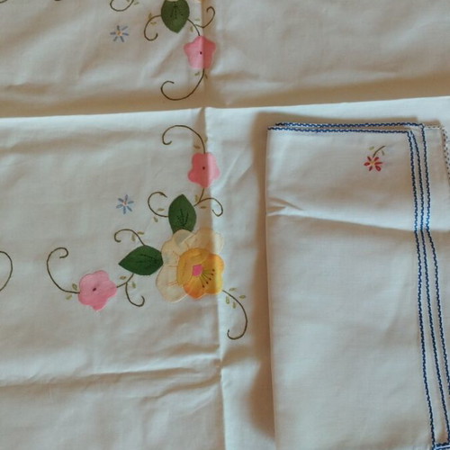 Vintage embroidered tablecloth set 81x81 cm with 4 napkins unused