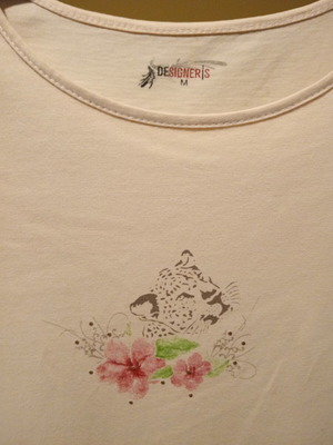 T-shirt beige with floral design, size M, new