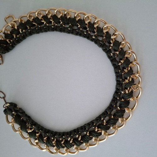 Women's knitted necklace like new with steel in green and gold