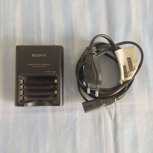 Sony BC-CS2B Ni-MH Battery Charger used for AA and AAA batteries