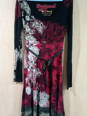 Μακρυμάνικο φόρεμα Desigual σε μαύρο και κόκκινο, σαν καινούργιο