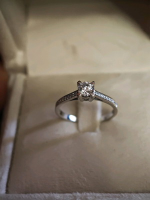 White gold 18K ring with 0.5 carat diamond new
