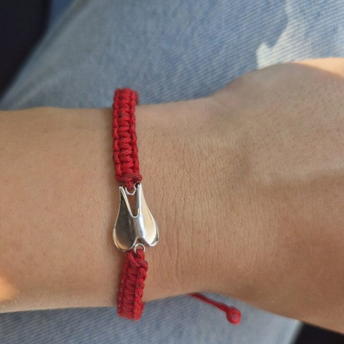 Adjustable red bracelet like new