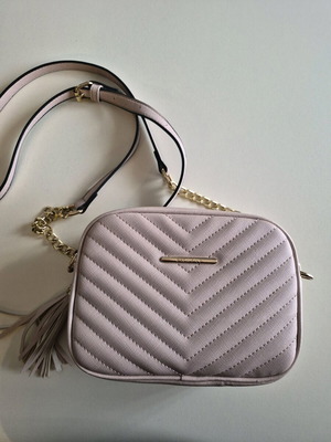 Shoulder bag like new, convenient size and beautiful color